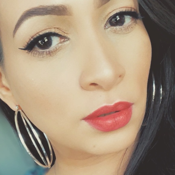 Meet your posher, Yoly 💁🏻‍♀️ - Picture 4 of 4